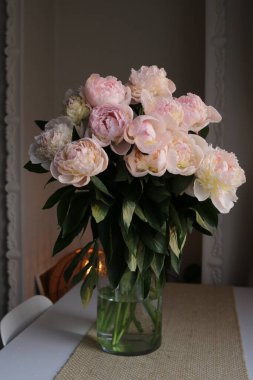 Vazodaki şakayık çiçekleri. Güzel buket. 