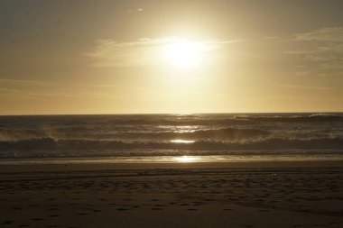 turuncu günbatımı güneş ve dalgalı okyanus  
