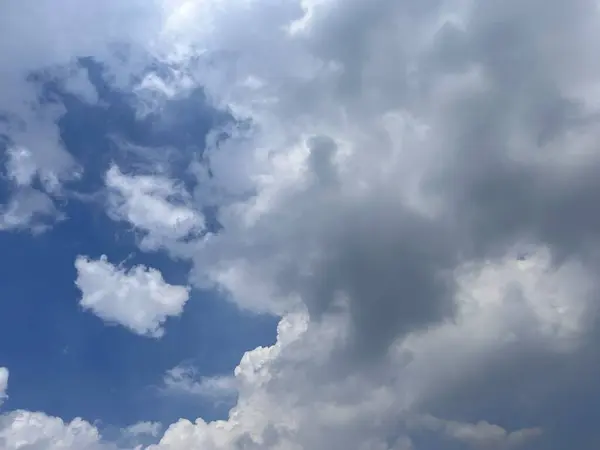 Gün boyunca açık mavi gökyüzünü kaplayan kara bulutlar, havayı aniden bulutlandırır ve güzel bir siluetten 