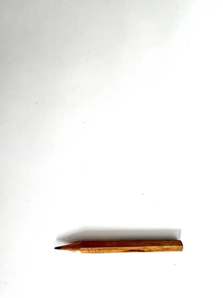 Beyaz arkaplanda izole edilmiş tahta bir kalemin fotoğrafı