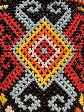 Endonezya, Kalimantan 'daki Dayak kabilesinin tipik motifleriyle dizilmiş boncuk biçimindeki el sanatlarının güzelliği.
