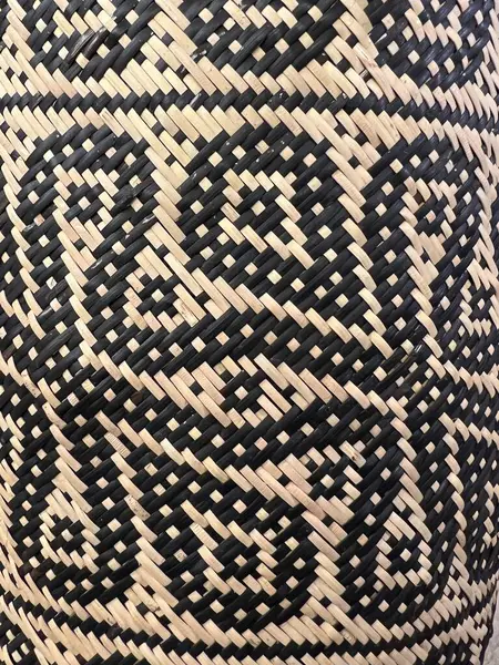 Endonezya 'nın Cirebon şehrinin tipik soyut desenli dokuma kumaş biçimindeki el sanatlarının güzelliği