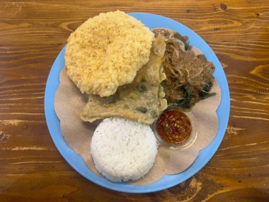 Kabuklu pilav tabağı. Menü katalogları için uygun. Nasi kabuğu ya da sego kabuğu, kabuklu ve salata gibi sebzelerle servis edilen tipik bir Endonezya pirinç kabuğudur.