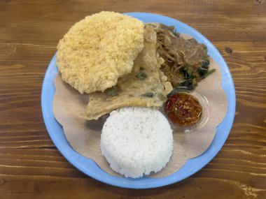 Kabuklu pilav tabağı. Menü katalogları için uygun. Nasi kabuğu ya da sego kabuğu, kabuklu ve salata gibi sebzelerle servis edilen tipik bir Endonezya pirinç kabuğudur.