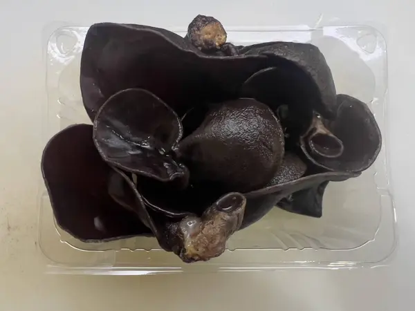 Islak siyah mantar, ağaç kulağı ya da ahşap kulak mantarı beyaz arka planda izole edilmiş. Islak kuru auricularia polytricha. Bulut kulağı, siyah mantar, jöle mantarı ya da bulut kulağı olarak da bilinir.