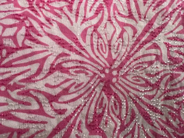 Yumuşak geleneksel Endonezya ipek kumaşı, pembe çiçeğe benzer deseni var..