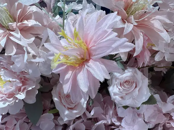 Güzel pembe sahte güller ve kasımpatılar. Kumaş güller ve kasımpatılar. Yapay çiçekler, romantik, sevgililer günü kartı, düğün çiçekleri. Bir grup çiçek bir araya getirilmiş ve yakından çekilmiş.