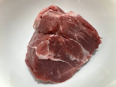 Taze çiğ et bacağının yatay fotoğrafı, pişirmek için malzemeler. Beyaz arkaplanda izole