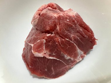 Taze çiğ et bacağının yatay fotoğrafı, pişirmek için malzemeler. Beyaz arkaplanda izole