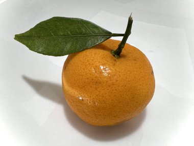 Tatlı bir tadı olan ve beyaz arka planda izole edilmiş C vitamini açısından zengin bir shantang portakalının yatay fotoğrafı.