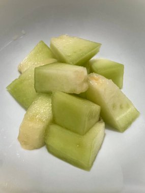 Taze olgun karpuz meyvesinin dikey fotoğrafı. Beyaz arkaplanda izole edilmiş küçük karelere kes.