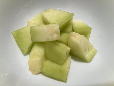 Taze olgun karpuz meyvesinin yatay fotoğrafı. Beyaz arkaplanda izole edilmiş küçük karelere kes.