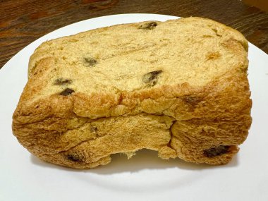 Yumuşak ve pürüzsüz bir dokuya sahip kuru üzüm serpiştirilmiş tiramisu ekmeği. Ekmeğin tatlı tadı ve tiramisu kokusu gerçekten iştahını açıyor.