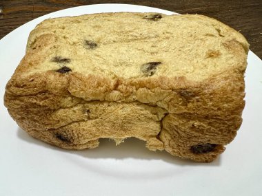 Yumuşak ve pürüzsüz bir dokuya sahip kuru üzüm serpiştirilmiş tiramisu ekmeği. Ekmeğin tatlı tadı ve tiramisu kokusu gerçekten iştahını açıyor.