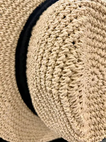 Şapka asma dokusuna yakın çekim. Sümbül yapraklarından örülmüş. Doğal renk ve siyah kadife kurdeleli..