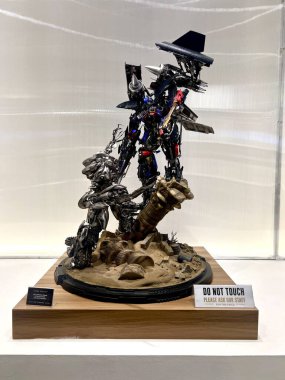 Jakarta, Endonezya - 19 Nisan 2025: Jet Optimus Prime - Megatron aksiyon simgesi kötü adam robot gözü demir adam 3d metal sanat tarzı gelecek, metalik modern tasarım arkaplan grafik vektör elementi