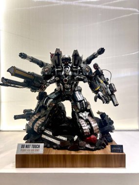Jakarta, Endonezya - 19 Nisan 2025: Savaş makinesi veya Savaş Tankı versiyonu robot 3d metal gelecek sanat tarzı, metalik modern tasarım arkaplan vektör elementi ahşap bir tahta üzerinde