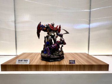 Jakarta, Endonezya - 19 Nisan 2025: Mazinger Z karakter sanat tasarımı 3d metal robot gelecek sanat tarzı, siyah modern tasarım arka plan vektör elementi ahşap bir tahta üzerinde