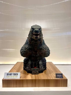 Jakarta, Endonezya - 19 Nisan 2025: Godzilla Bust 3d metal gelecek sanat tarzı, siyah modern tasarım arka plan vektör elementi ahşap bir tahta üzerinde