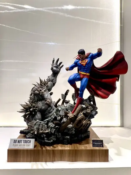 Jakarta, Endonezya - 19 Nisan 2025: Süpermen Kıyamet Günü karakterine karşı 3d metal robot gelecek sanat tarzı, siyah modern tasarım arka plan vektör elementi ahşap bir tahta üzerinde