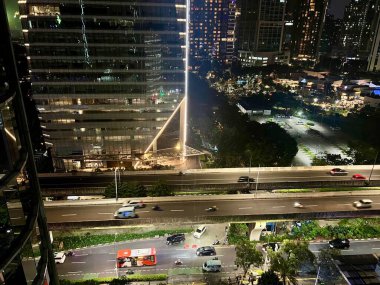 Hem şehir içi otoyol hem de ofislerin yakınındaki trafik atmosferi yoğun ve pürüzsüz, geceleri Endonezya 'nın Jakarta kentindeki Kuningan bölgesinde yer alıyor..
