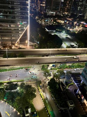 Hem şehir içi otoyol hem de ofislerin yakınındaki trafik atmosferi yoğun ve pürüzsüz, geceleri Endonezya 'nın Jakarta kentindeki Kuningan bölgesinde yer alıyor..