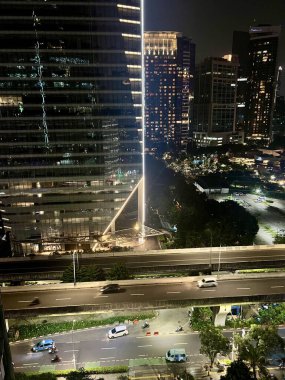 Hem şehir içi otoyol hem de ofislerin yakınındaki trafik atmosferi yoğun ve pürüzsüz, geceleri Endonezya 'nın Jakarta kentindeki Kuningan bölgesinde yer alıyor..