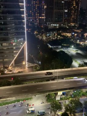 Hem şehir içi otoyol hem de ofislerin yakınındaki trafik atmosferi yoğun ve pürüzsüz, geceleri Endonezya 'nın Jakarta kentindeki Kuningan bölgesinde yer alıyor..