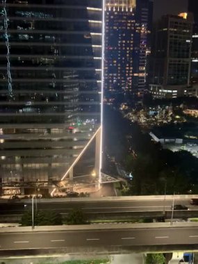 Hem şehir içi otoyol hem de ofislerin yakınındaki trafik atmosferi yoğun ve pürüzsüz, geceleri Endonezya 'nın Jakarta kentindeki Kuningan bölgesinde yer alıyor..