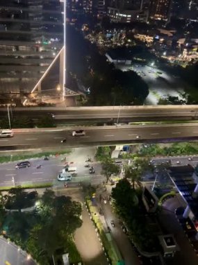 Hem şehir içi otoyol hem de ofislerin yakınındaki trafik atmosferi yoğun ve pürüzsüz, geceleri Endonezya 'nın Jakarta kentindeki Kuningan bölgesinde yer alıyor..