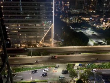 Hem şehir içi otoyol hem de ofislerin yakınındaki trafik atmosferi yoğun ve pürüzsüz, geceleri Endonezya 'nın Jakarta kentindeki Kuningan bölgesinde yer alıyor..