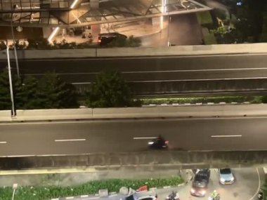 Hem şehir içi otoyol hem de ofislerin yakınındaki trafik atmosferi yoğun ve pürüzsüz, geceleri Endonezya 'nın Jakarta kentindeki Kuningan bölgesinde yer alıyor..