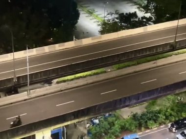 Hem şehir içi otoyol hem de ofislerin yakınındaki trafik atmosferi yoğun ve pürüzsüz, geceleri Endonezya 'nın Jakarta kentindeki Kuningan bölgesinde yer alıyor..