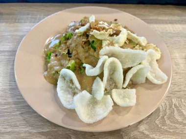 Gado-gado bir Endonezya salatasıdır. Haşlanmış yumurta, haşlanmış sebze, haşlanmış patates ve pilav veya lontong ile. Fıstık sosuyla servis edilir.