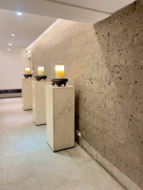 Koridorun içinde taş duvarlar ve yanındaki cam kabın içindeki elektrikli mumlarla aydınlatılan granit bloklar yer altı alanını güzelleştiriyor..