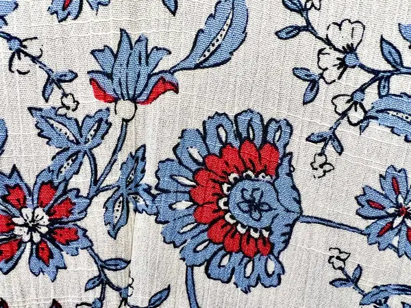 Çiçek ve yaprak motifli güzel Endonezya batik kumaşının yatay fotoğrafı. Beyaz, mavi ve kırmızı tarafından yönetiliyor. Özgeçmiş ve doku fikirleri için uygun