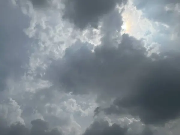 Dramatik, karanlık, bulutlu gökyüzü örtüsü, gökyüzü örtüleri. Yıldırımlı dramatik gökyüzü. Dramatik gökyüzünde yağmur ve fırtına. Kara bulutlu kötü hava