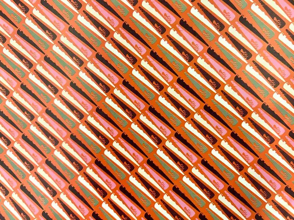 Bambu ağacının doğal motifinin yatay fotoğrafı ve segmentleri. Kahverengi, kırmızı ve beyaz baskın renklerle. Arkaplan fikirleri, dokular ve duvar kağıtları için uygundur