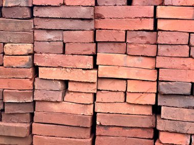 Açık havada duran doğal kırmızı tuğlaların yatay fotoğrafı. 3d maksimum işleme yazılımı, arkaplan ve dokusu için kullanılabilir