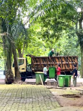 Jakarta, Endonezya - 13 Mayıs 2025: Çöpçü Jakarta 'da bir turistik bölgede çöp topluyor