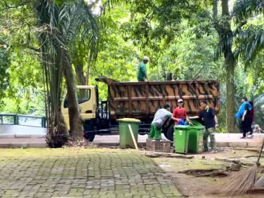 Jakarta, Endonezya - 13 Mayıs 2025: Çöpçü Jakarta 'da bir turistik bölgede çöp topluyor