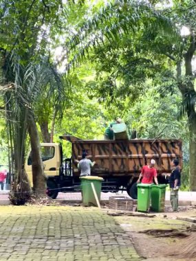 Jakarta, Endonezya - 13 Mayıs 2025: Çöpçü Jakarta 'da bir turistik bölgede çöp topluyor