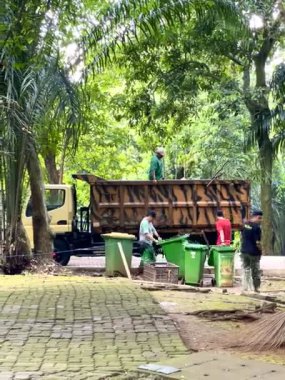 Jakarta, Endonezya - 13 Mayıs 2025: Çöpçü Jakarta 'da bir turistik bölgede çöp topluyor