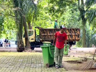 Jakarta, Endonezya - 13 Mayıs 2025: Çöpçü Jakarta 'da bir turistik bölgede çöp topluyor