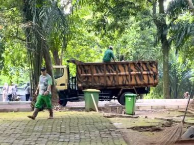 Jakarta, Endonezya - 13 Mayıs 2025: Çöpçü Jakarta 'da bir turistik bölgede çöp topluyor