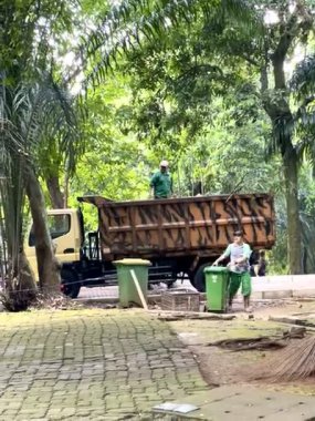 Jakarta, Endonezya - 13 Mayıs 2025: Çöpçü Jakarta 'da bir turistik bölgede çöp topluyor