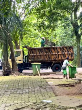 Jakarta, Endonezya - 13 Mayıs 2025: Çöpçü Jakarta 'da bir turistik bölgede çöp topluyor