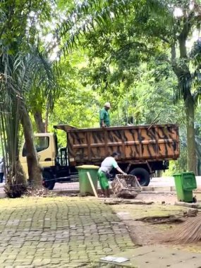 Jakarta, Endonezya - 13 Mayıs 2025: Çöpçü Jakarta 'da bir turistik bölgede çöp topluyor