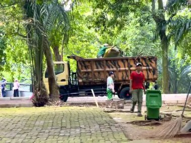 Jakarta, Endonezya - 13 Mayıs 2025: Çöpçü Jakarta 'da bir turistik bölgede çöp topluyor