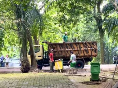 Jakarta, Endonezya - 13 Mayıs 2025: Çöpçü Jakarta 'da bir turistik bölgede çöp topluyor